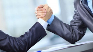 Oι ρητορείες                             και η ουσία