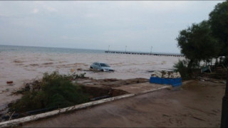 ΤΡΑΓΙΚΗ ΕΙΚΟΝΑ: Αυτοκίνητο «κολυμπά» στον Θερμαϊκό!
