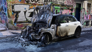 Εξάρχεια: Καμένη γη μετά τη νύχτα επεισοδίων μεταξύ αγνώστων και ΕΛΑΣ