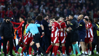 Καταγγελία της ΑΕΚ για μη διαπιστευμένους με πολιτικά: «Χτυπούσαν τους παίκτες μας»