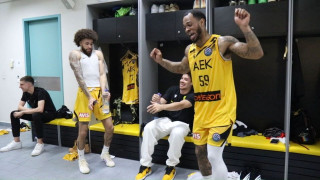 Ξέφρενοι πανηγυρισμοί στα αποδυτήρια της ΑΕΚ