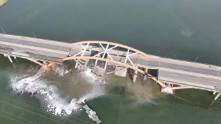 Πεκίνο: Συγκλονιστικές εικόνες από την κατάρρευση γέφυρας