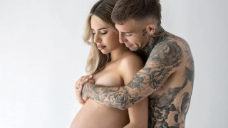 Ο Μπράντον Τόμας σε τρυφερή φωτογράφιση με την σύντροφό του