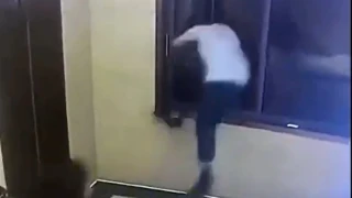 Πήδηξε από παράθυρο ενώ καβγάδιζε με την σύντροφό του