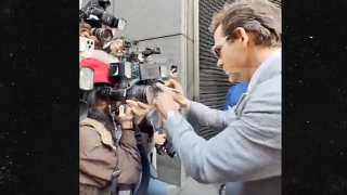 Ποιος σταρ «υπέγραψε» σε κάμερα paparazzo