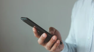 Θεσσαλονίκη: Απατεώνας πήρε το κινητό θύματος και μετέφερε 10.000 ευρώ στον λογαριασμό του