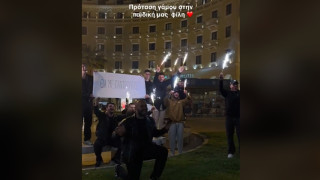 Θεσσαλονίκη: Εντυπωσιακή πρόταση γάμου σε νεαρή που καθόταν σε γνωστή καφετέρια της πόλης