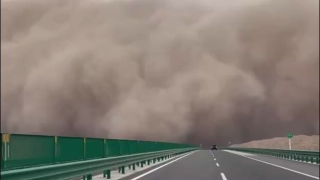 Αμμοθύελλα σκέπασε τα... πάντα στο πέρασμά της