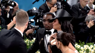 Κιμ Καρντάσιαν: Τα «πήρε» με σεκιουριτά που της... πάτησε το φόρεμα