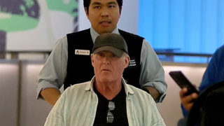 Καθισμένος σε αμαξίδιο εθεάθη ο Ντέιβιντ Χέισελχοφ