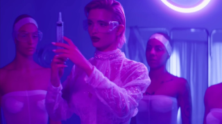 Γιατρός στο νέο βίντεοκλιπ της η Κατερίνα Λιόλιου