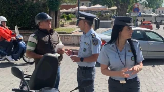 Αστυνομικοί μοίραζαν κράνη αντί... κλήσεις!