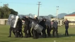 ΧΑΜΟΣ στο Κιάτο: Διαιτητής φεύγει από το γήπεδο με... τις ασπίδες των ΜΑΤ