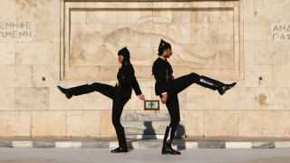 Συγκίνησαν οι Εύζωνες: Φόρεσαν ποντιακές στολές για τη Γενοκτονία