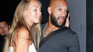 Οι προκλητικές φωτογραφίες της φίλης του Χάουαρντ (pics)