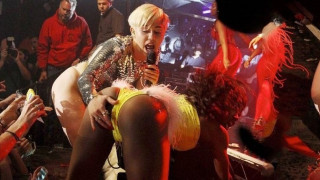 Miley Cyrus: Εβαλε χέρι σε χορεύτρια (pics+videos)