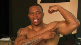 Γνωστός αθλητής ξυλοκόπησε άγρια τη σύντροφό του και την άφησε αναίσθητη (video)