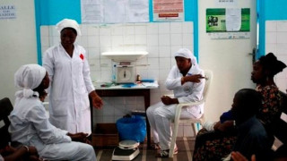 Θεραπεύτηκαν από τον Έμπολα με πειραματικό φάρμακο δύο γιατροί