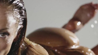 Πυρκαγιά! Η Λόπεζ τον... κουνάει λαδωμένο! (video)