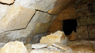 Τέταρτη πύλη πίσω από τα σκαλιά στον τάφο της Αμφίπολης