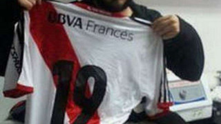 Φωτογραφία με την φανέλα της μισητής αντιπάλου (pic)