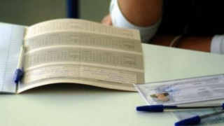 Έδωσε λευκή κόλλα και... πέρασε