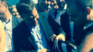 Οπαδοί του ΠΑΟΚ σε Τσίπρα: «Πρόεδρε, βοήθησε μας με τα χρέη»