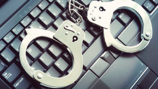 Αθήνα: Ανάγκαζαν μια κοπέλα να ζει στο μπαλκόνι του φωταγωγού!