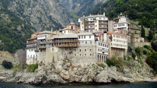 Νεκρός ένας μοναχός και δύο πυροσβέστες τραυματίες από πτώση σε γκρεμό 