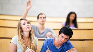 Βοήθημα έως 520 ευρώ σε φοιτητές από το υπουργείο Παιδείας