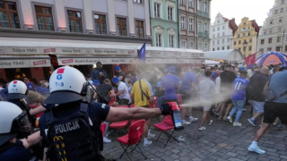 Άγριες συμπλοκές οπαδών των Τσέλσι και Μπέτις πριν τον τελικό του Conference League