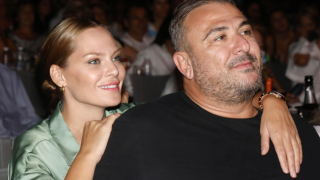 Η φωτογραφία της Υβόννης Μπόσνιακ με τον Αντώνη Ρέμο στο αυτοκίνητο