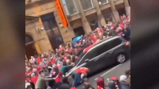 Λίβερπουλ: Η στιγμή που φίλαθλοι σπάνε το παρμπρίζ του οδηγού