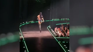 Το σέξι ατύχημα της Κέιτι Πέρι: Έσπασε το σουτιέν της την ώρα της συναυλίας