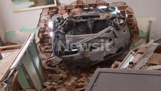 Θεσσαλονίκη: Αυτοκίνητο πέρασε μέσα από τοίχο σπιτιού-Κατέληξε στο σαλόνι ηλικιωμένης!