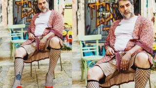 Ο Βασίλης Μπισμπίκης ποζάρει με κόκκινες γόβες και διχτυωτές κάλτσες