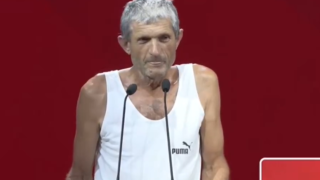 ΣΥΡΙΖΑ: Σύνεδρος «έσκασε» μύτη με φανελάκι λόγω αφόρητης ζέστης