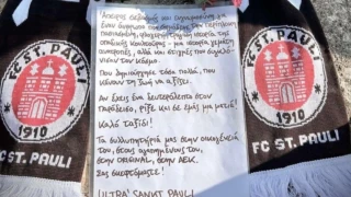 Λουλούδια και μήνυμα των οπαδών της Ζανκτ Πάουλι για τον Χατζηχρήστο