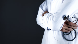 Λάρισα: Χειροπέδες σε γιατρό που ζήτησε φακελάκι 2.500 ευρώ