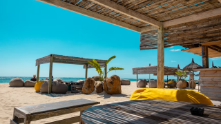 Beach bar... Μυκόνου στη Χαλκιδική: Στα 120 ευρώ η ελάχιστη κατανάλωση