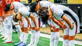 Σπάνιο σκηνικό: Οι παίκτες της Ουράβα υποκλίθηκαν στους οπαδούς μετά τον αποκλεισμό