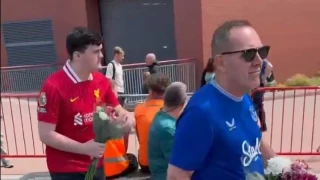 Ντιόγκο Ζότα: Ο θάνατος δεν έχει χρώματα-Οπαδός της Έβερτον άφησε λουλούδια μαζί με φίλους της Λίβερπουλ (vid)