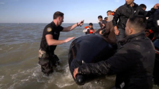 Μάγχη: Γάλλος αστυνομικός ξέσκισε φουσκωτή βάρκα με μετανάστες