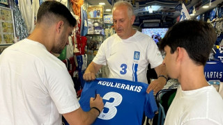 Κουλιεράκης: Υπέγραψε φανέλες και χάρισε τα παπούτσια του στο Μουσείο της Εθνικής