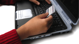 Καλαμαριά: 23χρονη εξαπάτησε υποψήφιο αγοραστή μέσω ίντερνετ