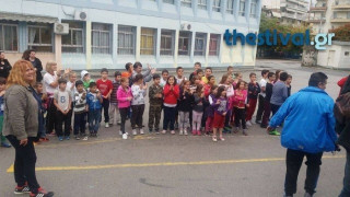 Θεσσαλονίκη: Τα ελληνόπουλα καλωσόρισαν τα προσφυγόπουλα στο σχολείο