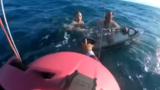 Θεσσαλονίκη: Σέρφερ έσωσε από πνιγμό πατέρα και κόρη μέσα στον Θερμαϊκό!