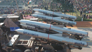 BrahMos: Πουλάνε οι υπερπύραυλοι της Ινδίας – Μήπως ήρθε η ώρα να τους πάρει και η Ελλάδα;