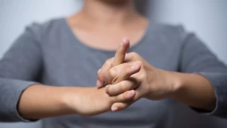 Μπορεί το «κρακ» στα δάχτυλα να προκαλέσει αρθρίτιδα; Τι λένε οι ειδικοί