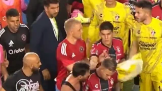 Ο σωματοφύλακας... έσωσε τον Μέσι: Αντίπαλος επιχείρησε να τον χαστουκίσει (vid)